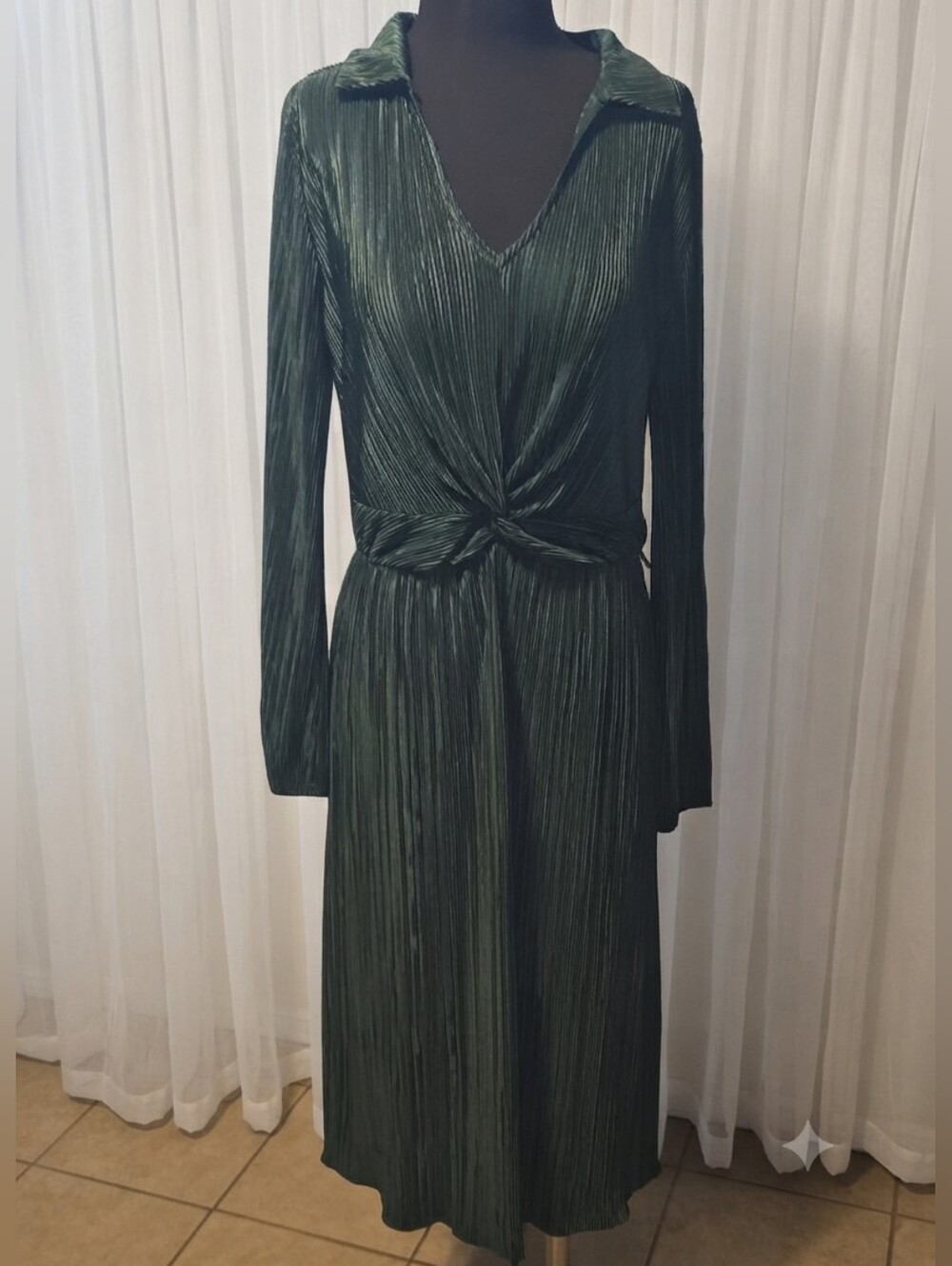 NAIF Hunter Green Plissé Long-Sleeve Midi Dress.